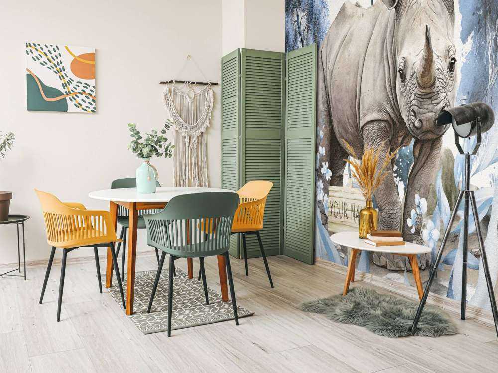 Baby-Nashorn in der Savanne blau
