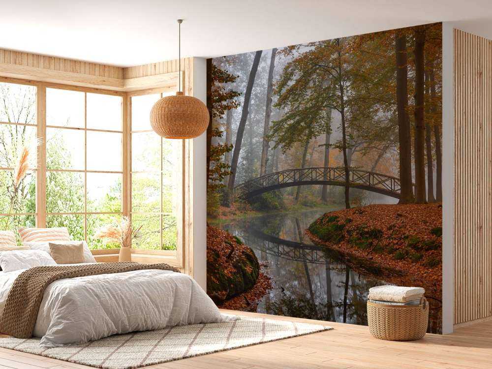 Brücke im Herbstwald