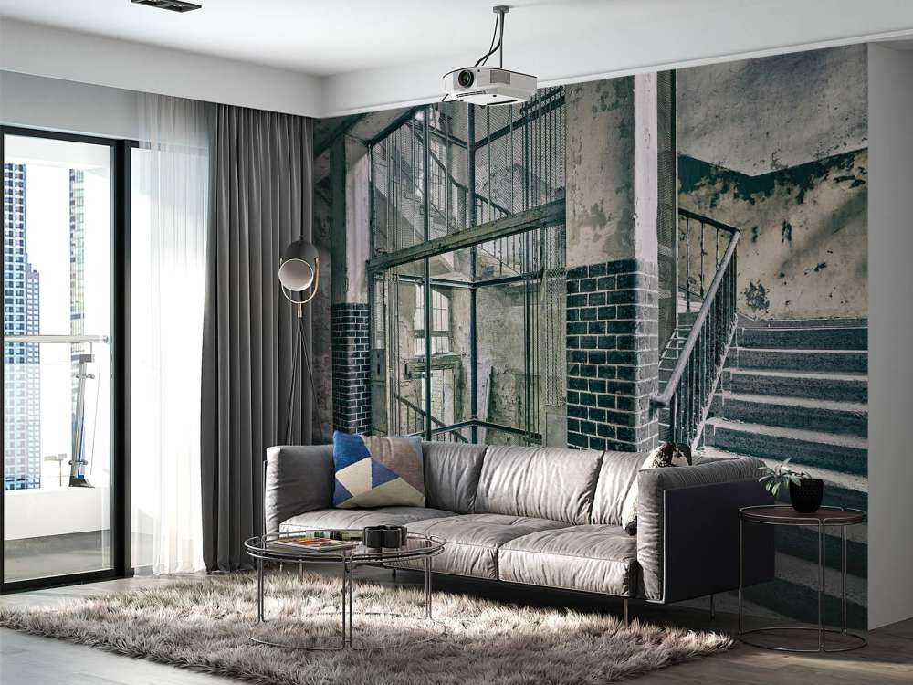 Alte Treppe und Aufzugsschacht