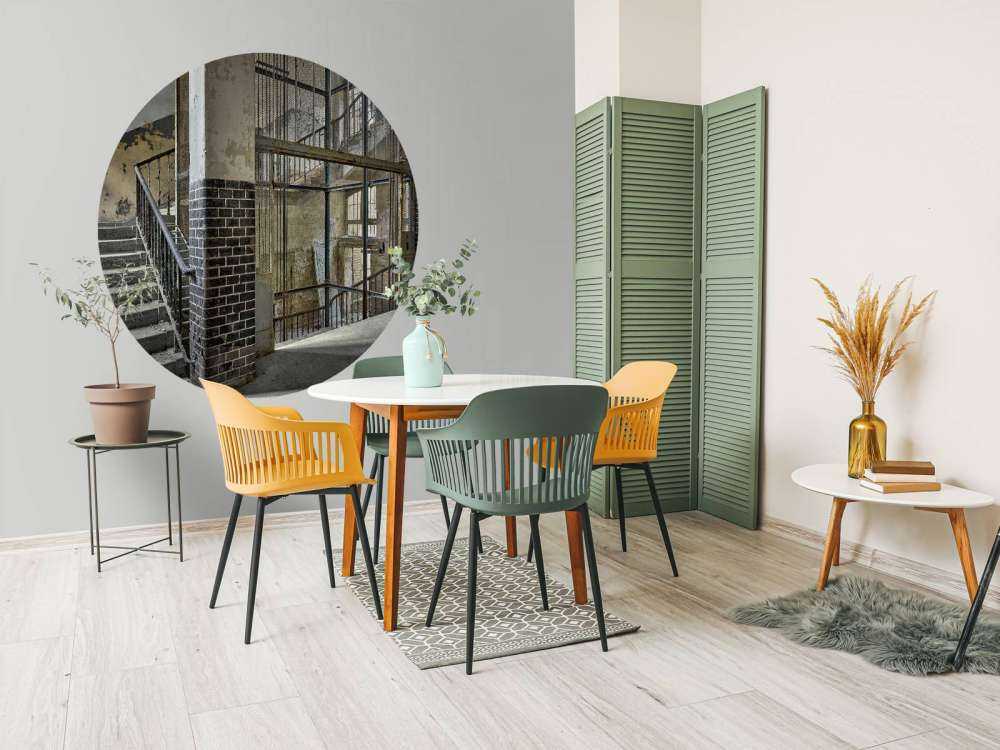 Alter Aufzugsschacht mit Treppe