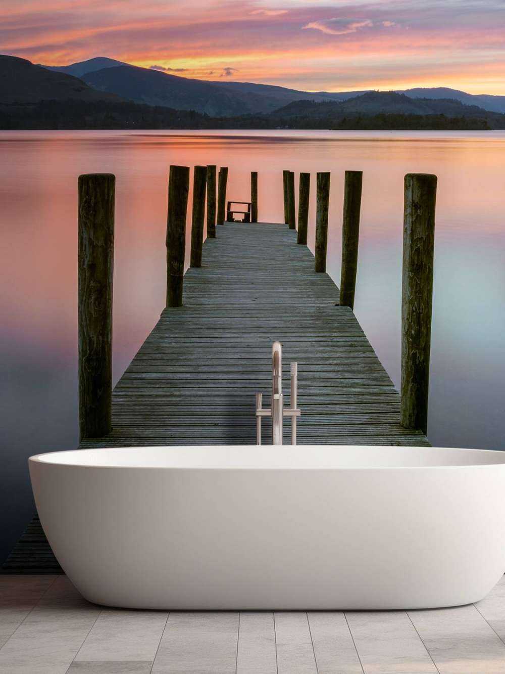 Steg bei rosa Sonnenuntergang