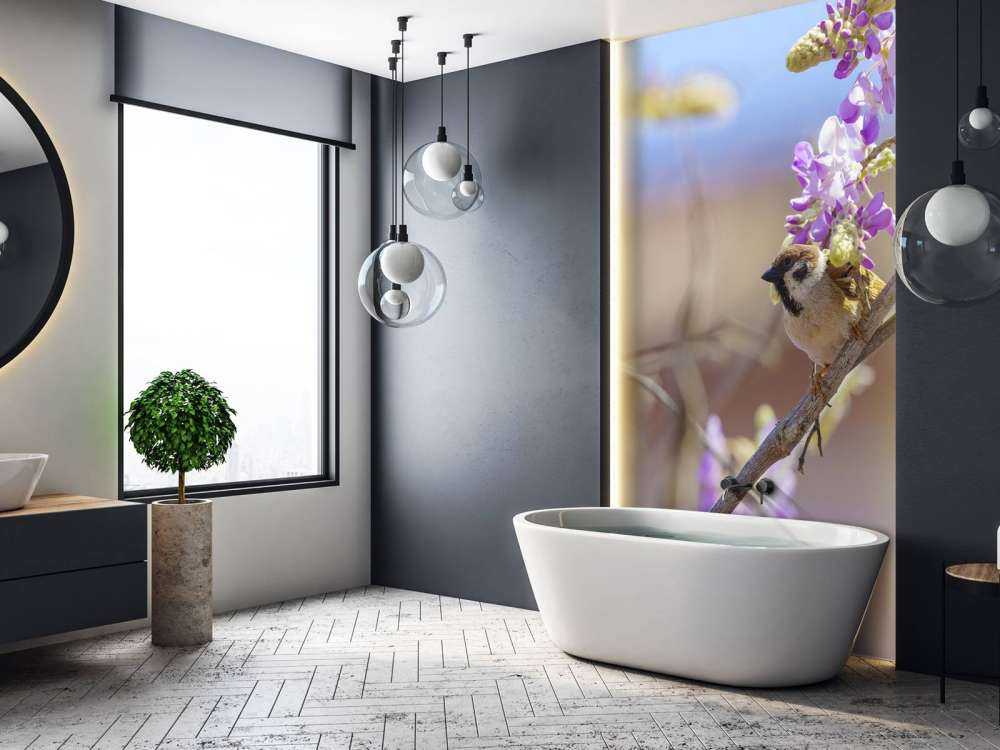 Spatz und lila Blumen