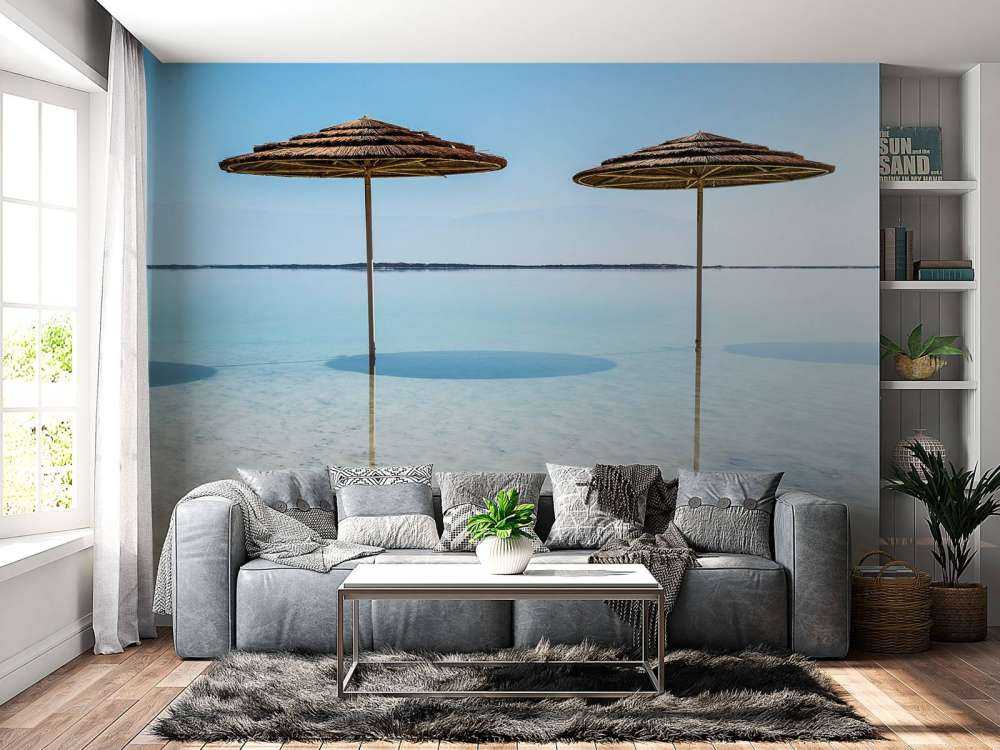Regenschirme im Meer