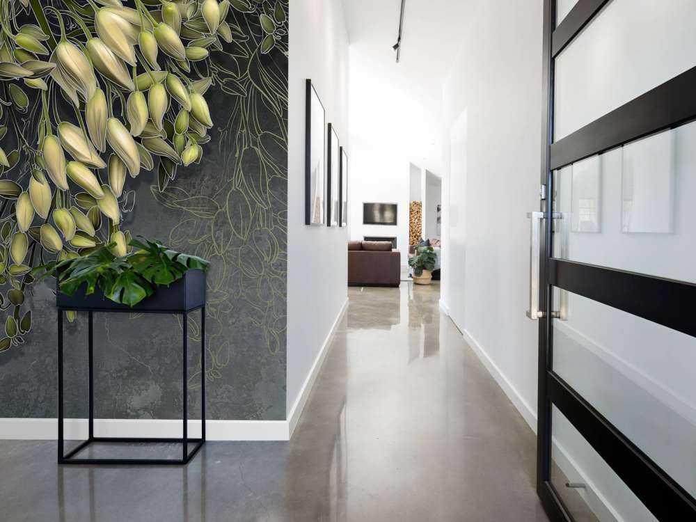 Weiße Blütenkelche auf dunkelgrauer Betonstruktur