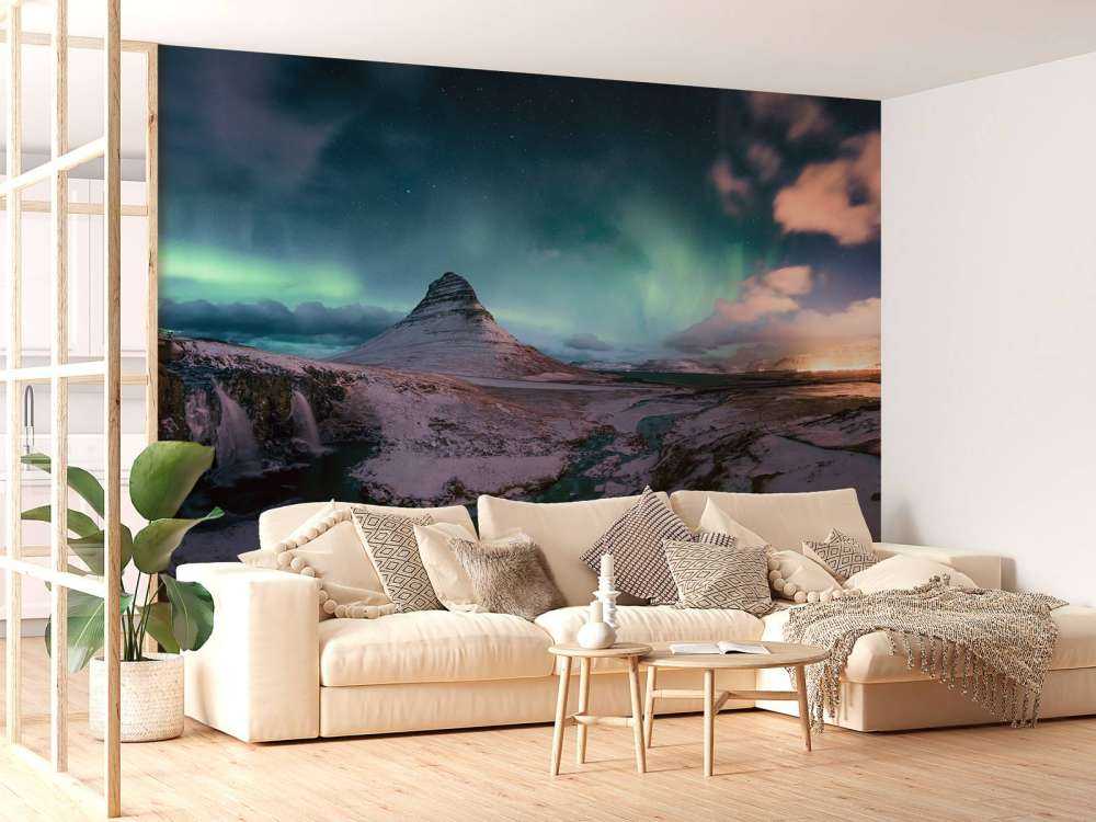 Kirkjufell mit Nordlicht