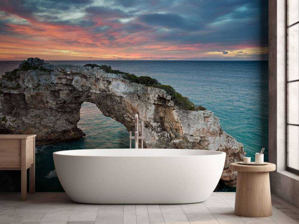 Gebogener Fels im Meer