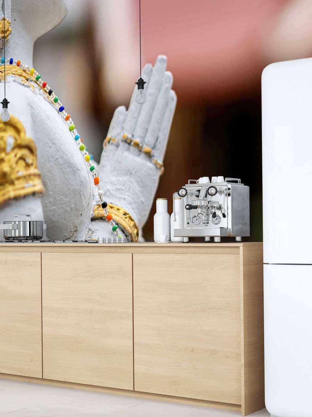 Weißer und goldener Buddha Tempelanlage in Bangkok (Thailand)