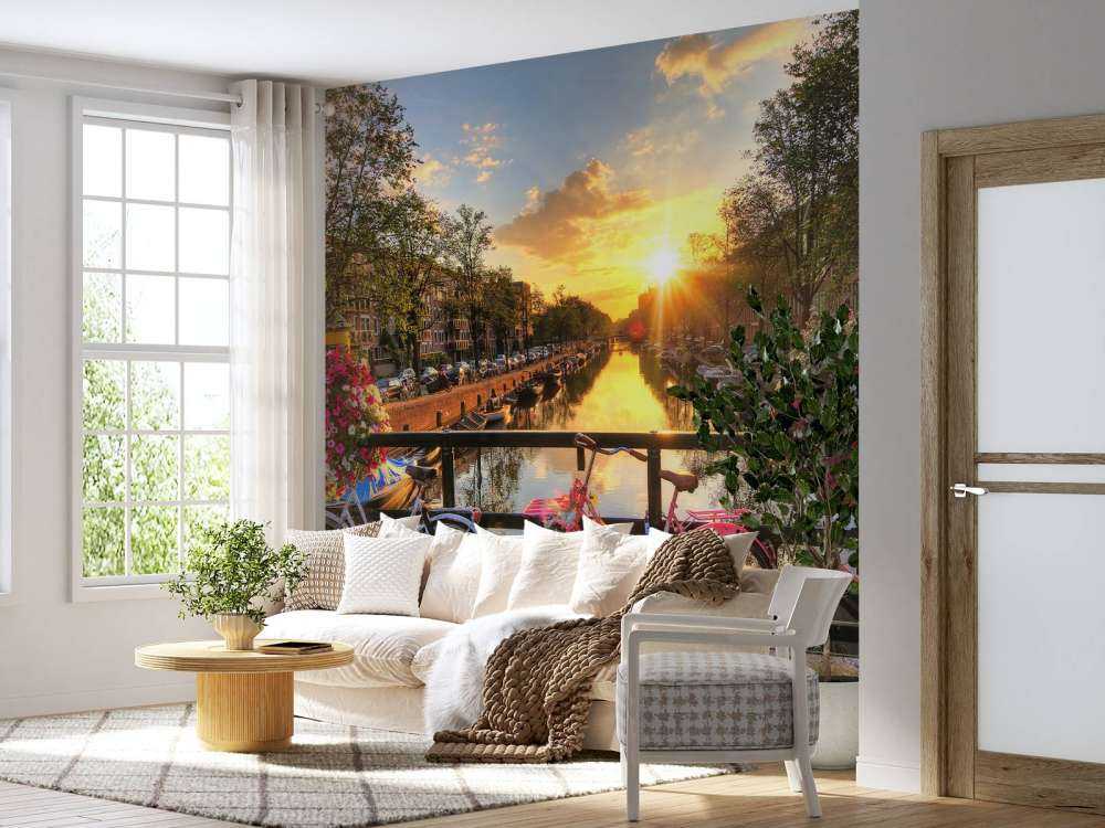 Fahrräder auf der Brücke mit Blumen