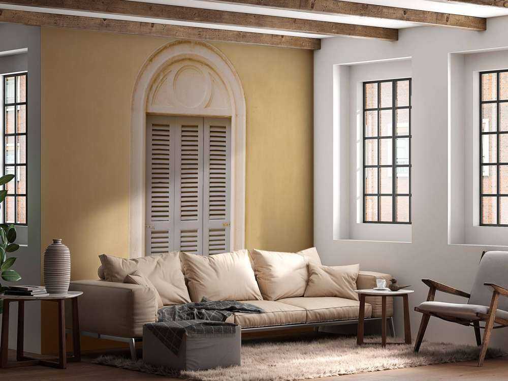 Fenster mit hölzernen Fensterläden auf gelber Wand