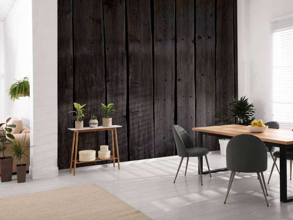 Lichteinfall auf dunkles Holz