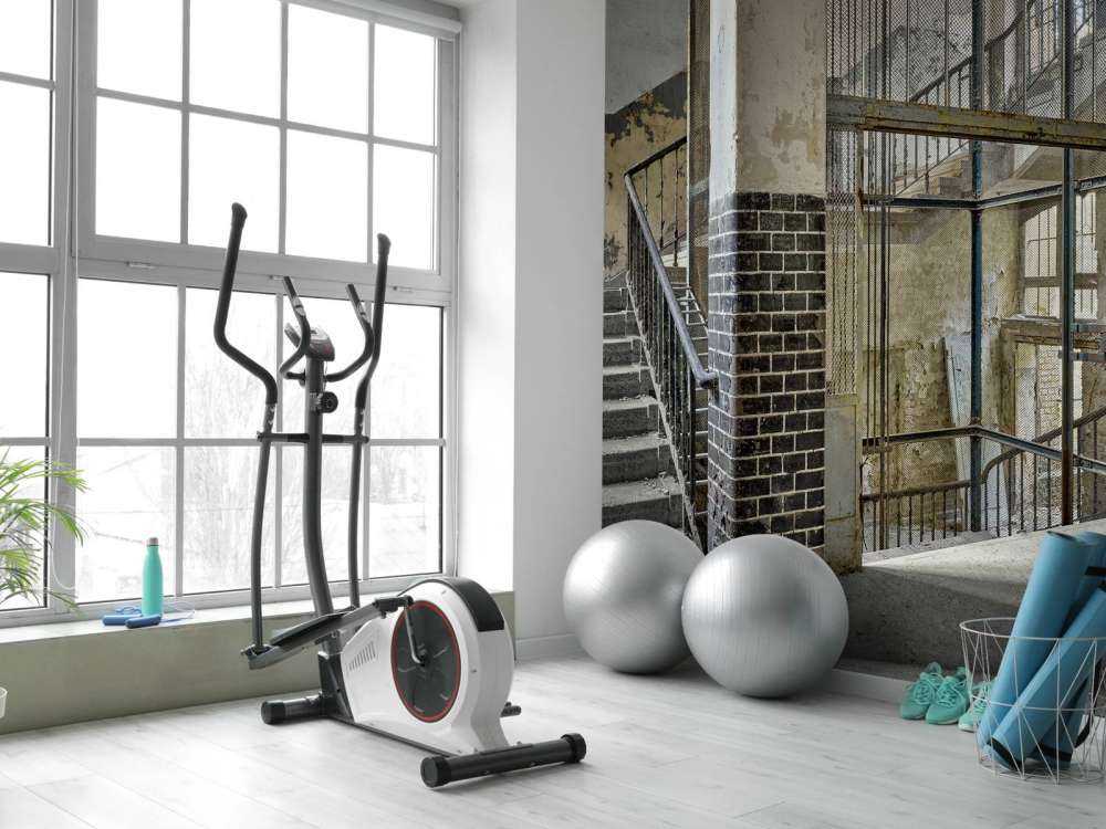 Alter Aufzugsschacht mit Treppe