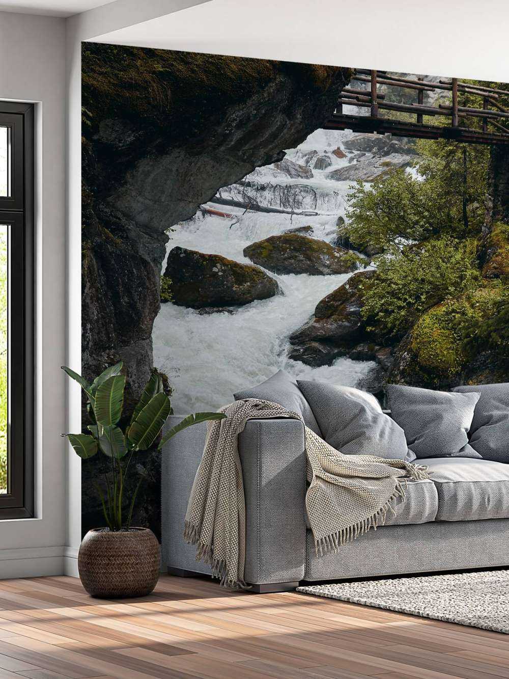 Brücke an einem Wasserfall