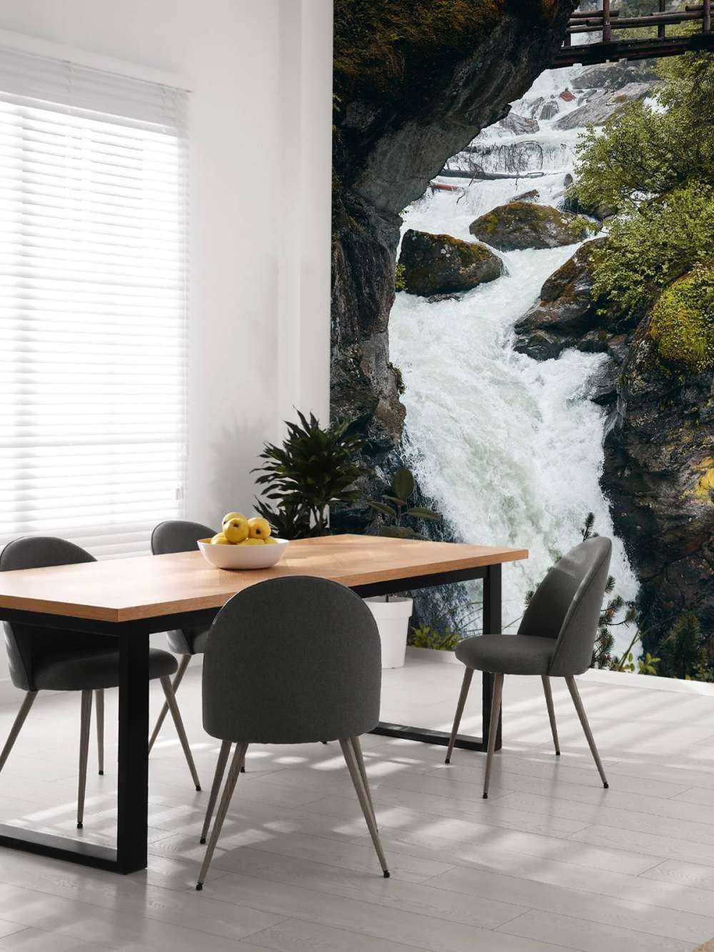 Brücke an einem Wasserfall