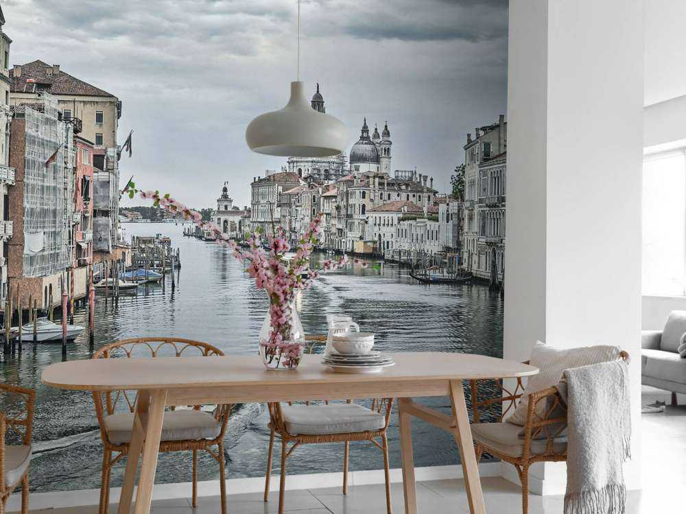 Kanal mit Booten in Venedig