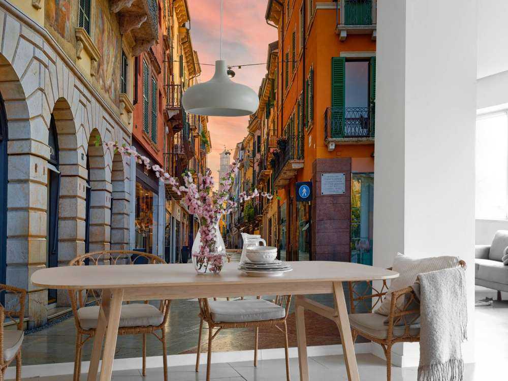 Einkaufsstraße bei Sonnenaufgang