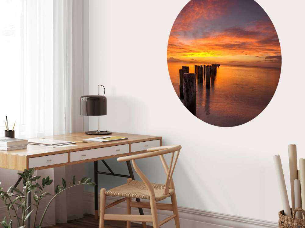 Wellenbrecher bei Sonnenaufgang