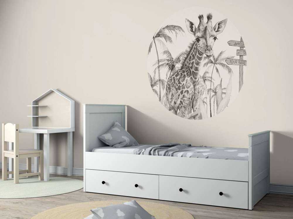 Baby Giraffe im Dschungel beige