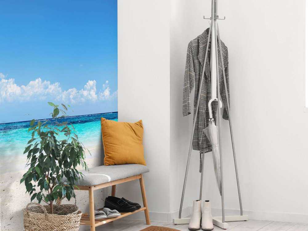 Stühle und Sonnenschirm am tropischen Strand