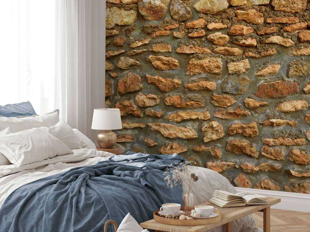 Große Wand mit Rohsteinen in verschiedenen Größen