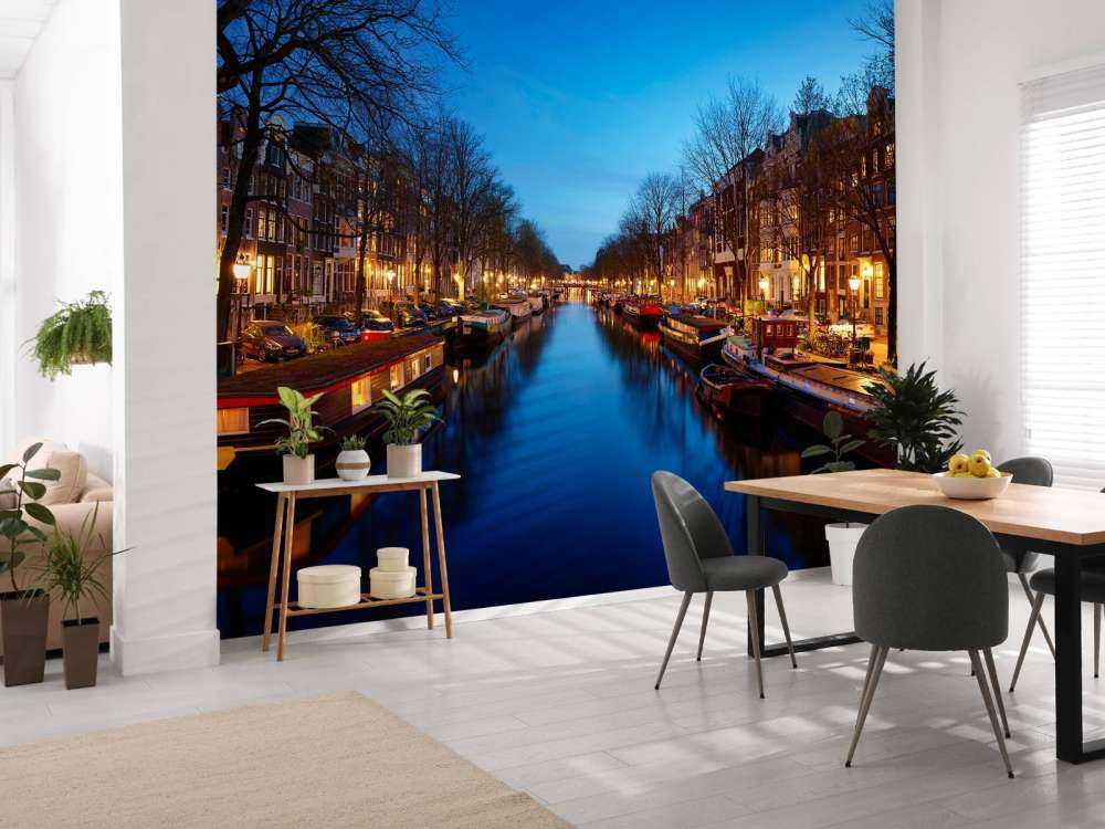 Hausboote entlang des beleuchteten Kanals