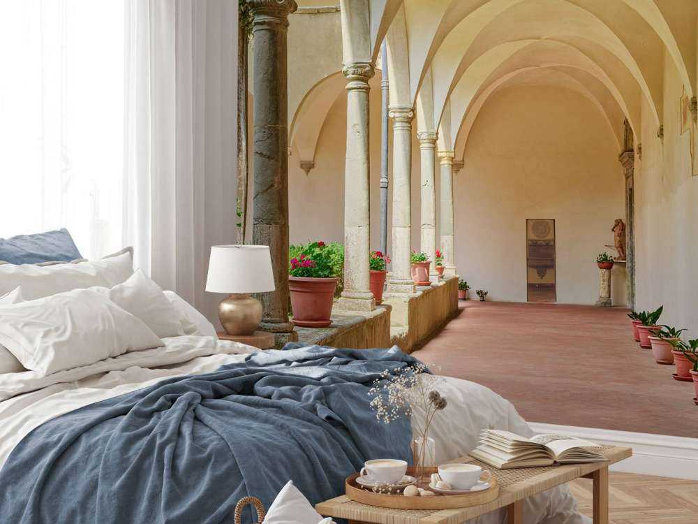 Innenhof mit Bögen und Pflanzen