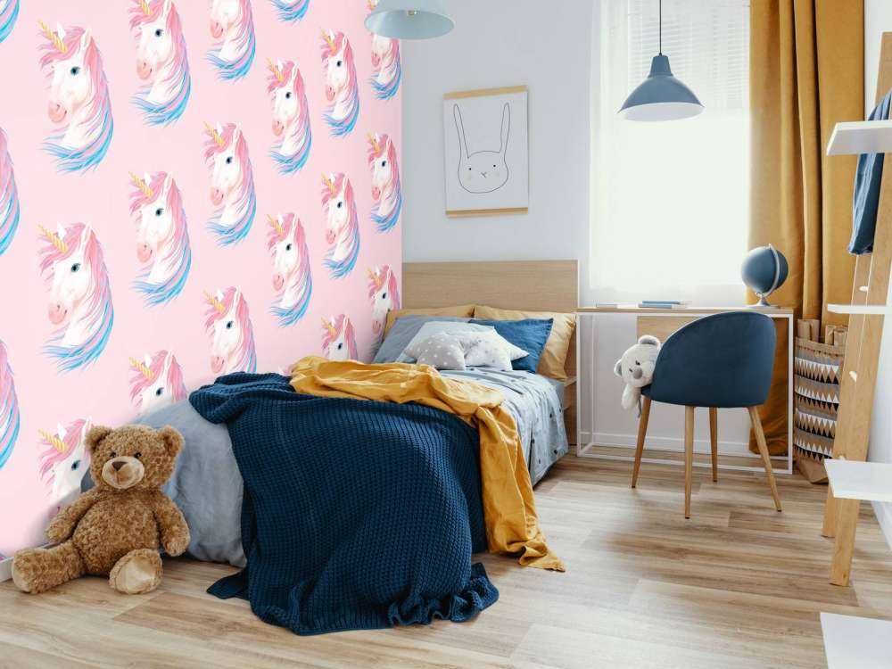 Weißes Einhorn mit goldenem Horn