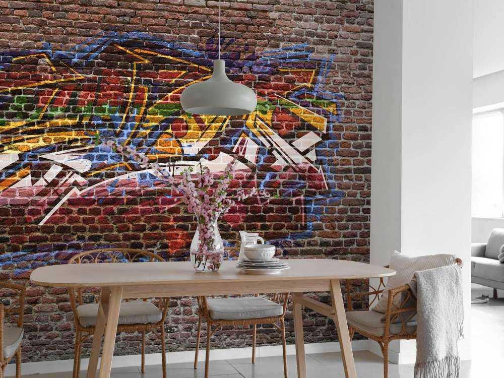 Graffiti auf einer Backsteinmauer