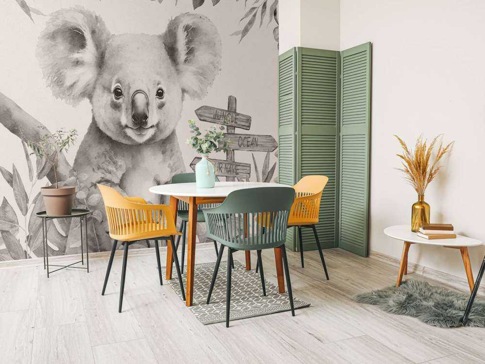 Baby Koala im Dschungel beige