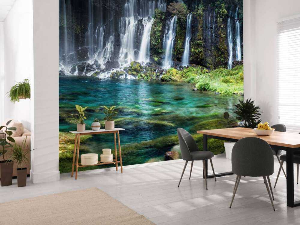 Wasserfallpanorama mit türkisblauem Wasser