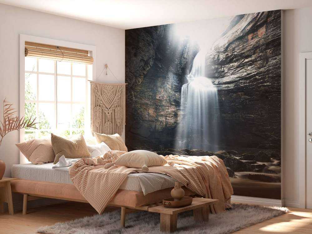 Höhle mit Wasserfall