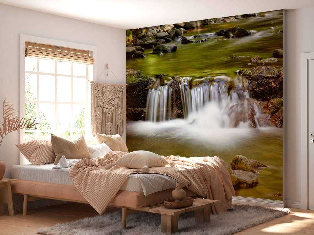 Detaillierter kleiner Wasserfall