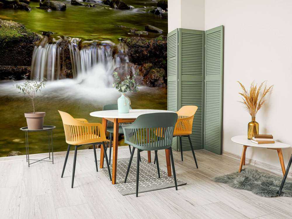 Detaillierter kleiner Wasserfall