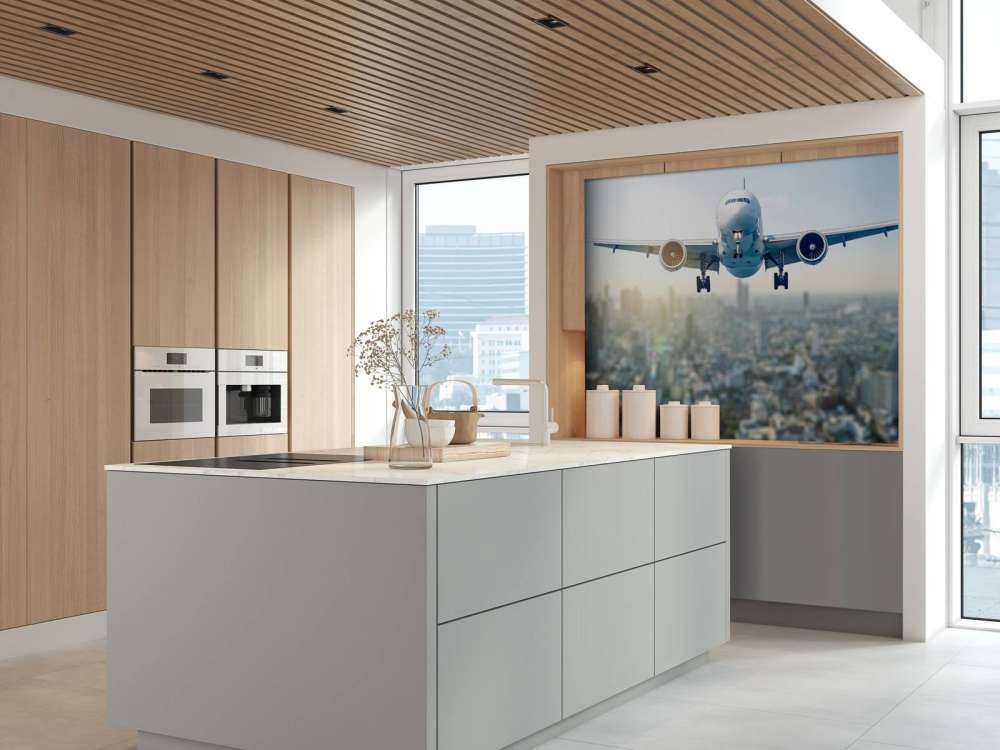 Absteigendes Flugzeug über einer Stadt