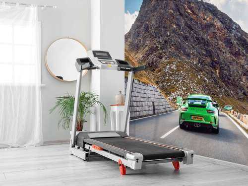 Bergpass mit Sportwagen