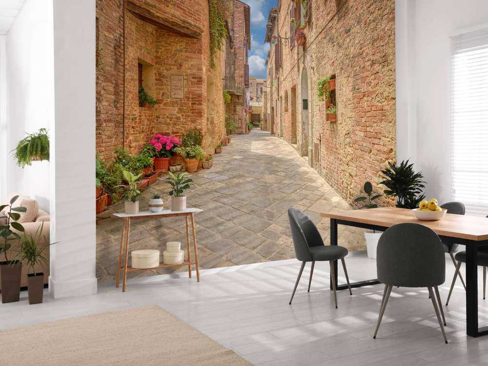 Italienische Straße mit Pflanzen und Blumen