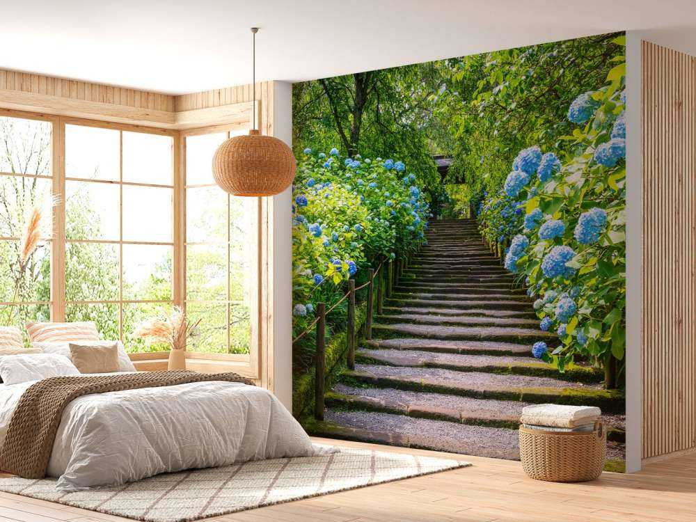Treppe zwischen Hortensien