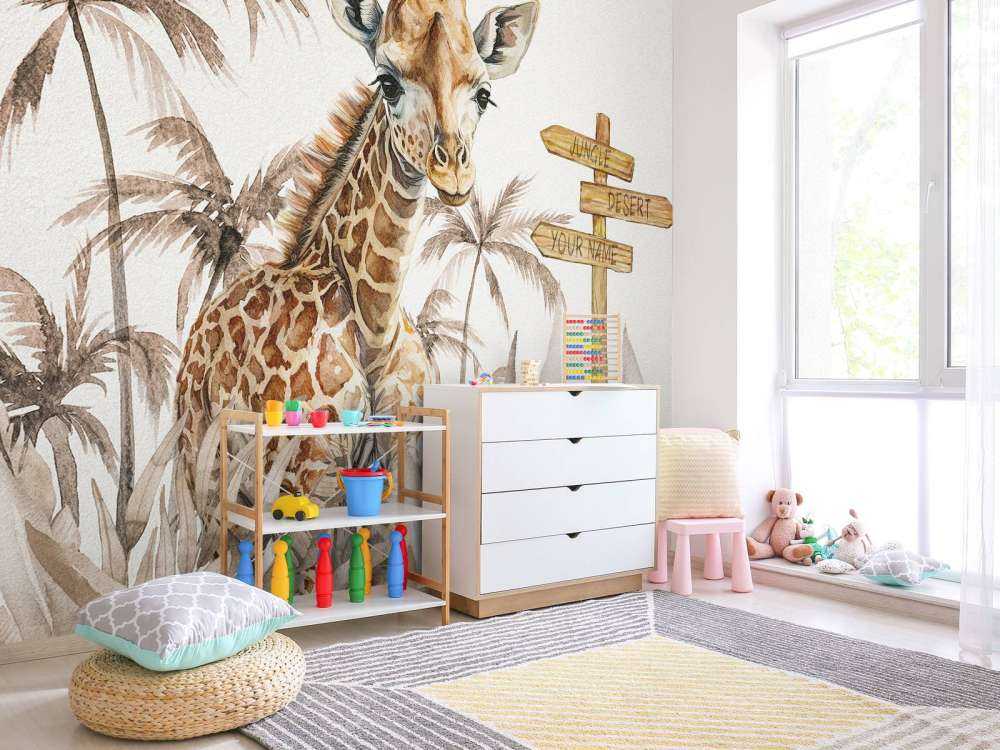 Baby-Giraffe im Dschungel taupe