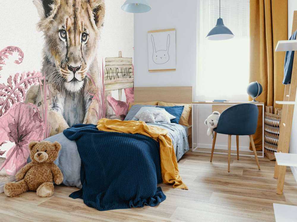 Junger Löwe im Dschungel rosa