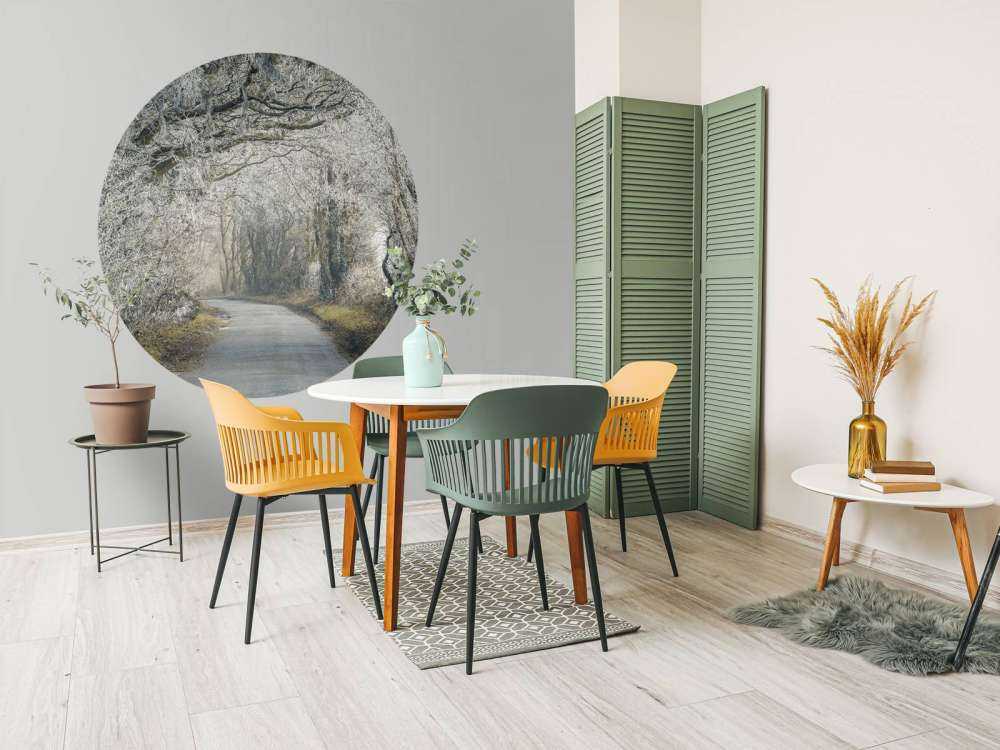 Gefrorene Straße durch den Wald