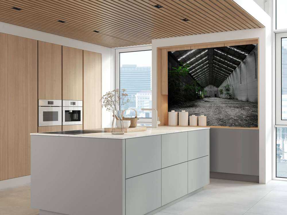 Industriehalle mit Pflanzen