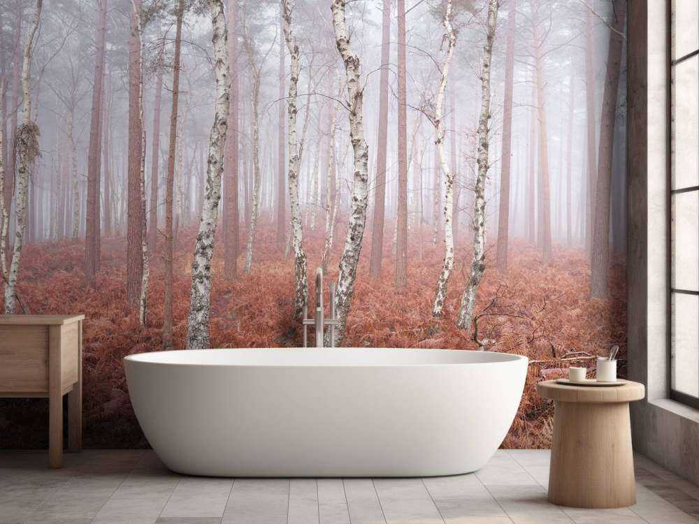 Verlassener nebliger Wald