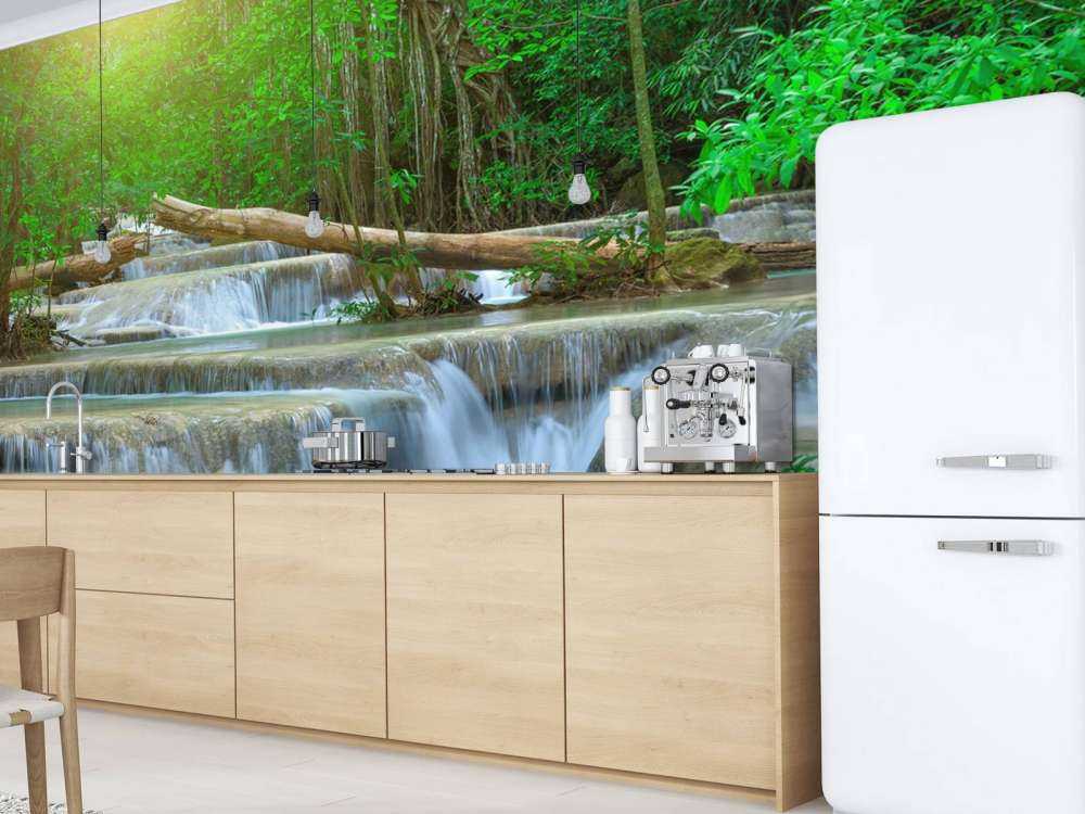 Breiter Wasserfall im Wald