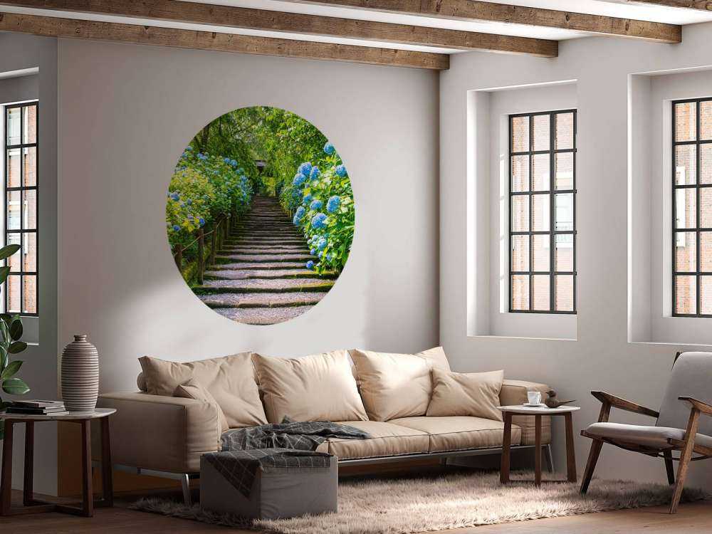 Treppe zwischen Hortensien