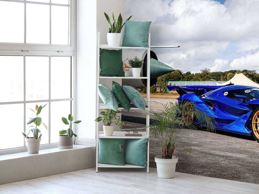 Futuristisches Superauto am Flughafen