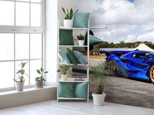 Futuristisches Superauto am Flughafen