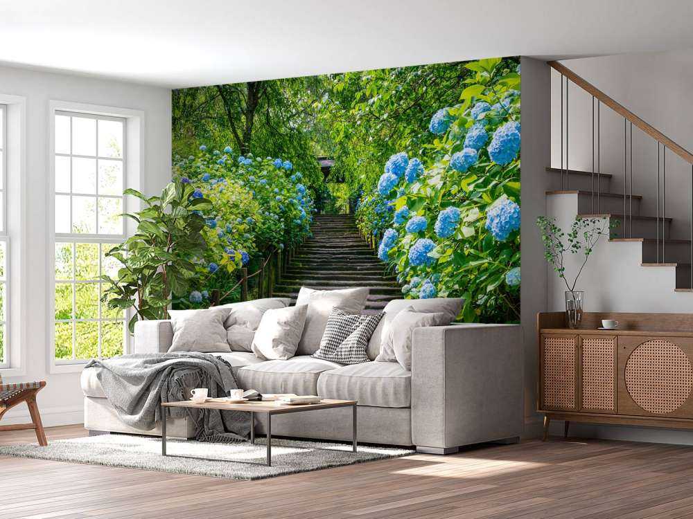 Treppe zwischen Hortensien