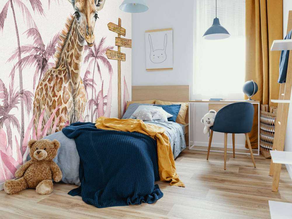 Baby-Giraffe im Dschungel rosa