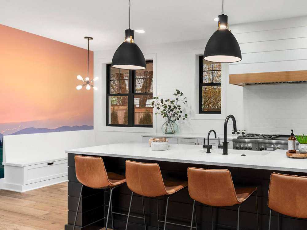 Italienische Landschaft mit orangefarbenem Himmel