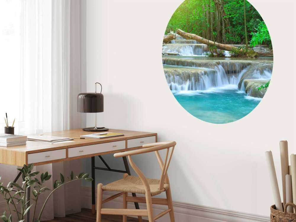 Breiter Wasserfall im Wald