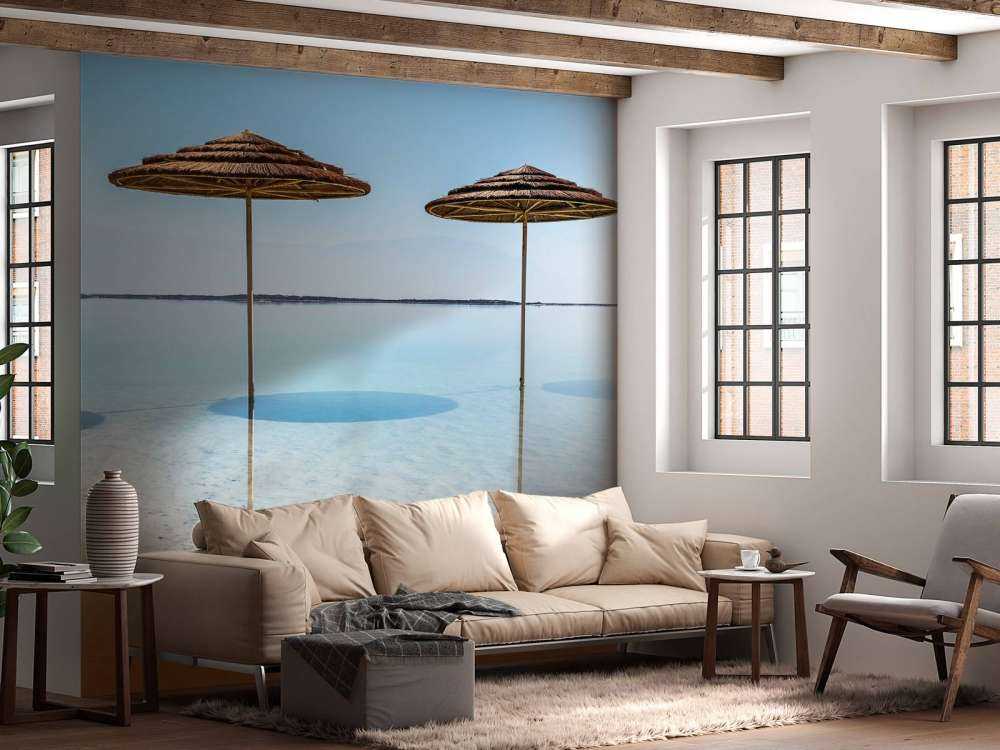 Regenschirme im Meer